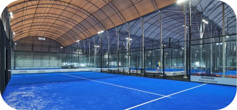 Padelplatz in der Halle auf Mallorca